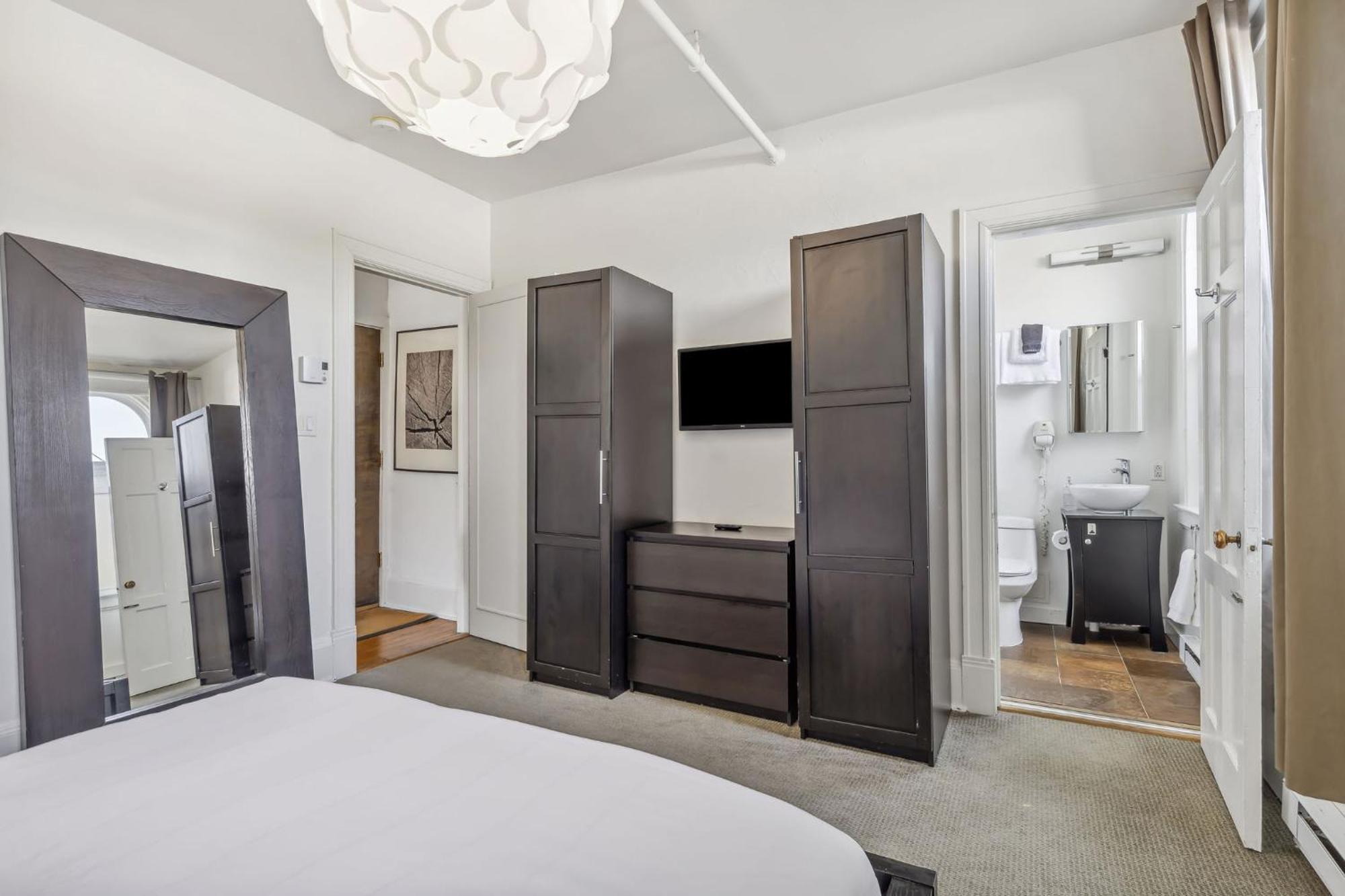The Haus On Mirror Lake Lake Placid Room photo