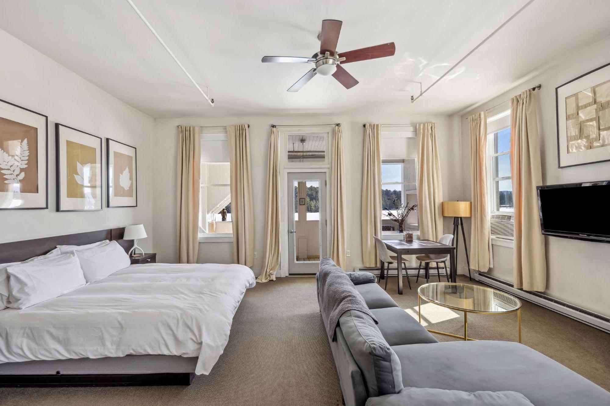 The Haus On Mirror Lake Lake Placid Room photo