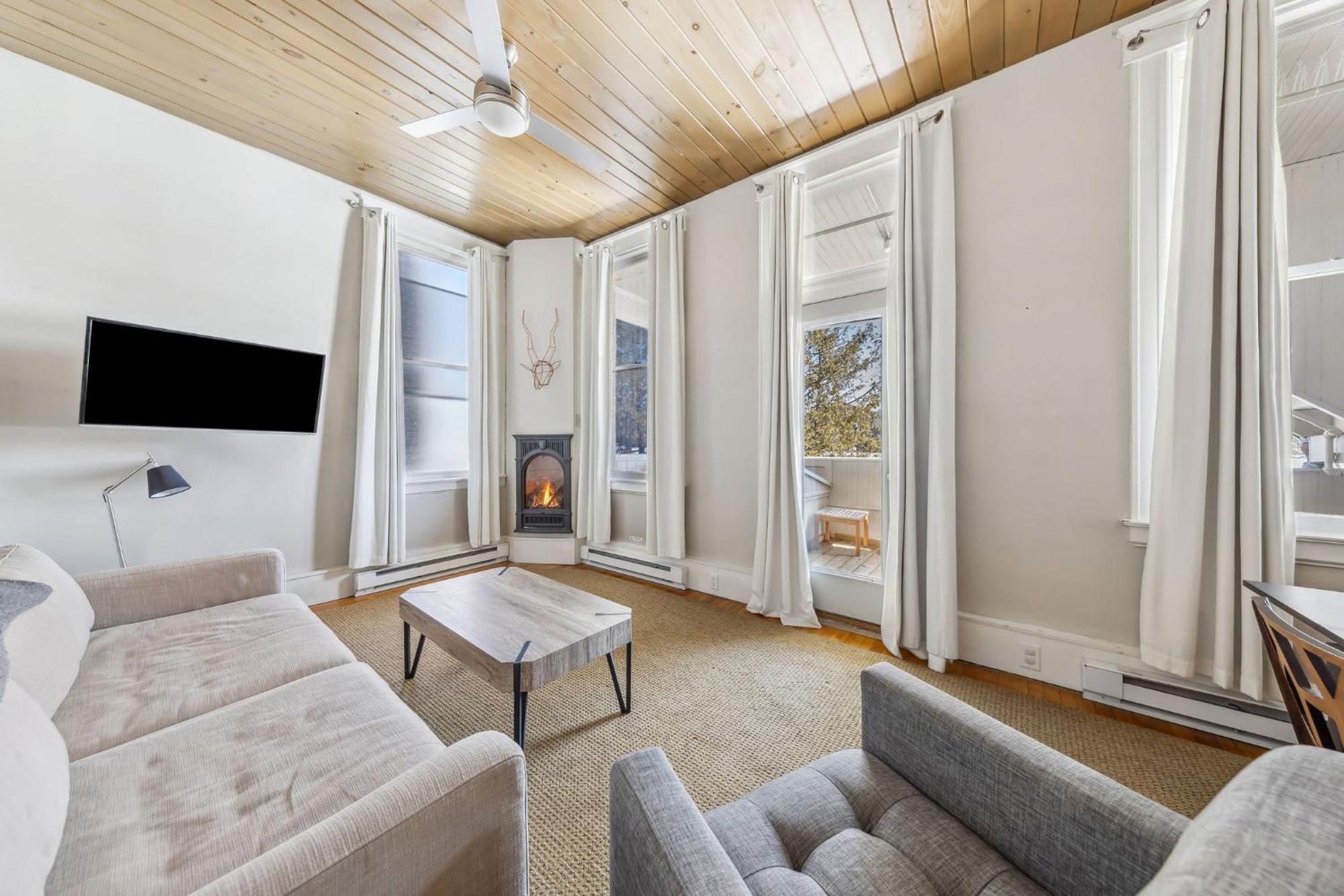 The Haus On Mirror Lake Lake Placid Room photo